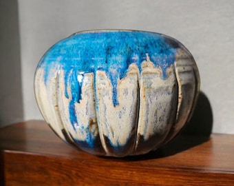 Handgemaakte gecanneleerde keramische vaas – blauw kleurverloop, gesigneerd kunstvat