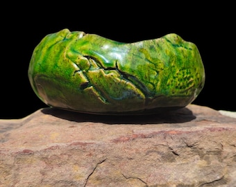 Sculpturale groene keramische kom met de hand gegooid aardewerk, craquelé glazuur, wabi-sabi, elektrisch gestookt, uniek