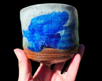 Met soda gestookte Shino Chawan: kobaltblauwe keramische theekom, uitgesneden voet, functionele kunst