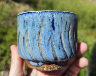 Kop met soda gestookt gesneden steengoed blauw glazuur cortado op voet 5 oz handgemaakt aardewerk