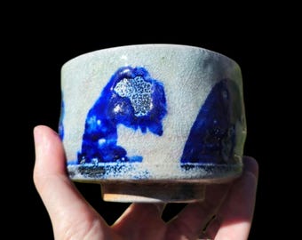 Handgemaakte sodagestookte Shino Chawan-theekom met kobaltgolven (4 x 3 inch)