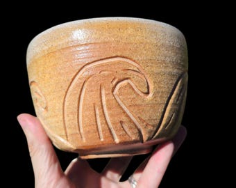 Handgemaakte sodagestookte gesneden golfkom of grote chawan 5 x 4 inch