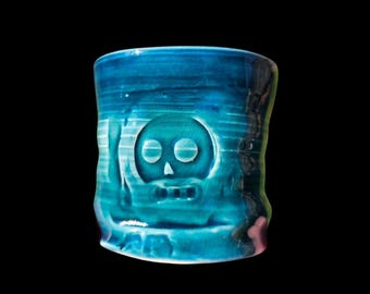 Handgemaakte Skull Blue Aqua Fade porseleinen aardewerkmok: keramische koffiekop 8 oz
