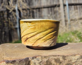 Met soda gestookte chawan: handgegooide theekom van steengoed, amberglazuur, Japanse theeceremonie, uniek in zijn soort