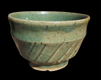 Handgemaakte Chawan-theekom op voet – ijzergroen celadon-craquelé, gesneden aardewerk, Japans geïnspireerd