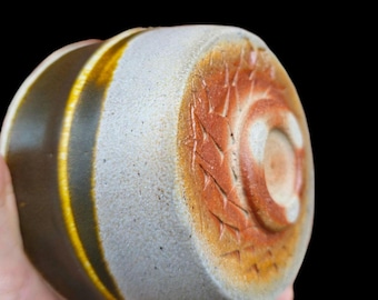Handgemaakte sodagestookte Chawan-theekom – gestempeld aardewerk, Japans geïnspireerd
