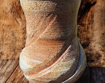 Handgemaakte soda gestookte sculpturale vaas 6" keramiek: op de natuur geïnspireerde gesneden spiraal rustiek