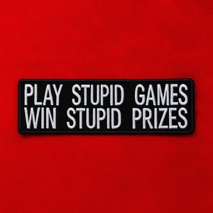 Parche para jugar juegos estúpidos y ganar premios estúpidos/parche termoadhesivo/humor sarcástico y negro/aplica bordada para ropa, chalecos, chaquetas, mochilas y sombreros
