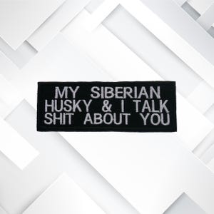 Può includere: Toppa ricamata nera con testo bianco che recita "My Siberian Husky & I Talk Shit About You."