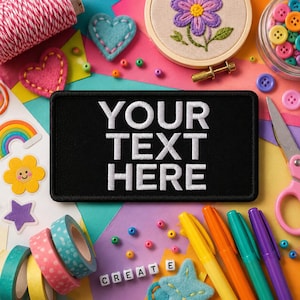 Könnte beinhalten: Ein schwarzer rechteckiger Aufnäher mit dem Text "YOUR TEXT HERE" in Weiß, umgeben von Bastelmaterialien. Das Bild enthält bunte Filzherzen, Stickereien, Knöpfe, Washi-Tape, Stifte und das Wort "CREATE" mit Buchstabenperlen geschrieben.