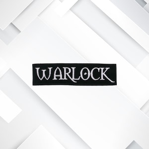 Pode incluir: Etiqueta bordada preta e branca com a palavra "WARLOCK" em letras brancas.