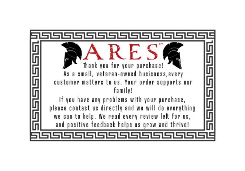 Op de afbeelding: Een zwart-wit afbeelding met een Griekse sleutelrand. De tekst "ARES" is rood met een handelsmerk. De tekst luidt: "Bedankt voor uw aankoop! Als een klein, veteranenbezit bedrijf, is elke klant belangrijk voor ons. Uw bestelling ondersteunt onze familie! Als u problemen heeft met uw aankoop, neem dan contact met ons op en we zullen alles doen om u te helpen. We lezen elke recensie die voor ons achtergelaten wordt, en positieve feedback helpt ons te groeien en te gedijen!"