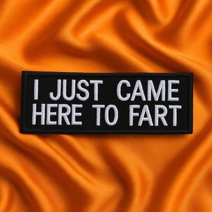 Aplique termocolante/costurável personalizado de 10 cm "Só vim aqui para peidar" para jaqueta, roupa, mochila e fantasia. Humor engraçado.
