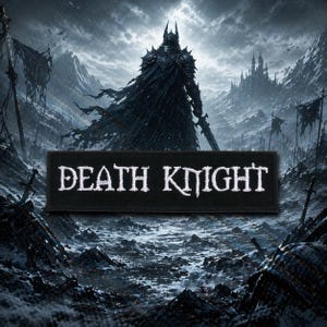 Puede incluir: Parche rectangular negro con las palabras "DEATH KNIGHT" bordadas en blanco. El parche se encuentra sobre un fondo oscuro de fantasía con una figura de caballero, montañas y un castillo.