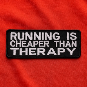 Parche "Correr es más barato que la terapia"/Parche termoadhesivo/Frases divertidas/Aplique bordado para coser en ropa, chalecos, chaquetas, mochilas y sombreros