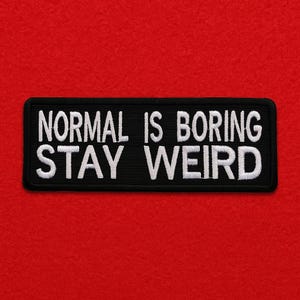 Normaal is saai blijven raar patch 4" geborduurde DIY opstrijkbare aangepaste stoffen vest kleding kostuum rugzak, grappig sarcastische humor cadeau