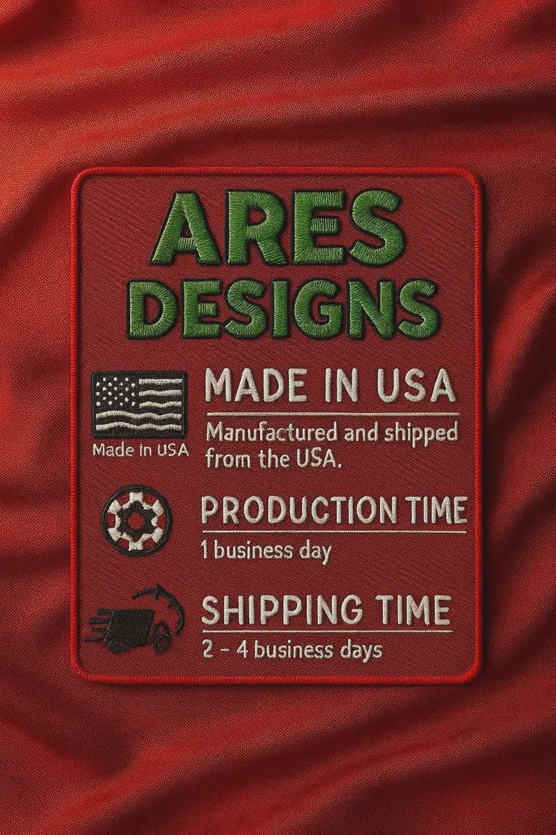 Op de afbeelding: Een rood geborduurd embleem met de tekst "ARES DESIGNS" in groen. Daaronder staat "MADE IN USA" met een Amerikaanse vlag. Het embleem vermeldt ook "PRODUCTION TIME 1 werkdag."