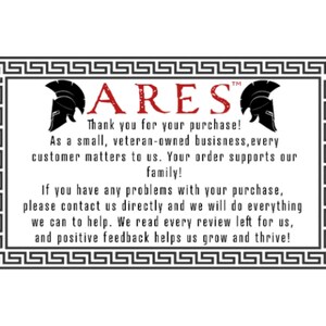 Op de afbeelding: Een zwart-wit afbeelding met een Griekse sleutelrand. De tekst "ARES" is rood met een handelsmerk. De tekst luidt: "Bedankt voor uw aankoop! Als een klein, veteranenbezit bedrijf, is elke klant belangrijk voor ons. Uw bestelling ondersteunt onze familie! Als u problemen heeft met uw aankoop, neem dan contact met ons op en we zullen alles doen om u te helpen. We lezen elke recensie die voor ons wordt achtergelaten, en positieve feedback helpt ons te groeien en te gedijen!"