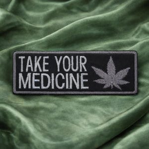 Nehmen Sie Ihre Medizin Marihuana Blatt Gestickter Aufnäher Aufnäher zum Aufnähen Lustig Humor Abzeichen Namensschild Applikation Weste Jacke Kleidung Ausrüstung