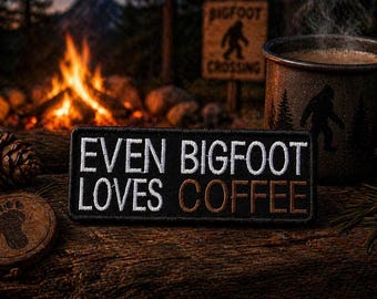 Even Bigfoot Loves Coffee-patch/opstrijkpatch/grappig/sasquatch cryptid-cadeaus/geborduurde opnaaibare appliqué voor jassen/vesten, kleding en uitrusting