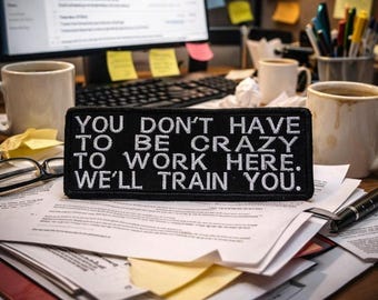 Je hoeft niet gek te zijn om hier te werken - wij trainen je. Patch/strijkpatch/grappige werkhumor/geborduurde opnaaiapplicatie voor kleding, jas