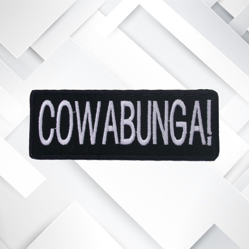 Peut inclure: &Eacute;cusson brod&eacute; noir avec inscription blanche "COWABUNGA!"