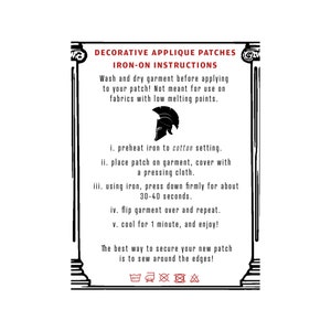 Op de afbeelding: Strijk-instructies voor decoratieve applicatie-patches. Was en droog het kledingstuk voordat je het aanbrengt. Verwarm het strijkijzer voor op katoenstand. Plaats de patch op het kledingstuk, bedek met een strijkdoek. Druk ongeveer 30-40 seconden stevig aan. Draai het kledingstuk om en herhaal. Laat 1 minuut afkoelen. De beste manier om je nieuwe patch te bevestigen is door eromheen te naaien. De wasinstructies omvatten machinewas, droger geschikt, niet bleken, niet strijken en niet chemisch reinigen.