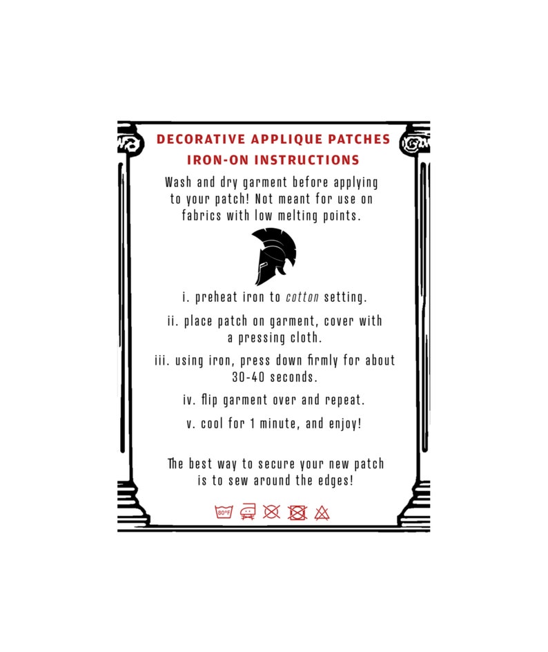 Op de afbeelding: Strijk-instructies voor decoratieve applicatie-patches. Was en droog het kledingstuk voordat je het aanbrengt. Verwarm het strijkijzer voor op katoenstand. Plaats de patch op het kledingstuk, bedek met een strijkdoek. Druk ongeveer 30-40 seconden stevig aan. Draai het kledingstuk om en herhaal. Laat 1 minuut afkoelen. De beste manier om je nieuwe patch te bevestigen is door eromheen te naaien. De wasinstructies omvatten machinewas, droger geschikt, niet bleken, niet strijken en niet chemisch reinigen.