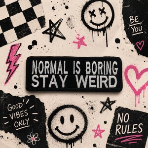 Normaal is saai blijven raar patch 4" geborduurde DIY opstrijkbare aangepaste stoffen vest kleding kostuum rugzak, grappig sarcastische humor cadeau