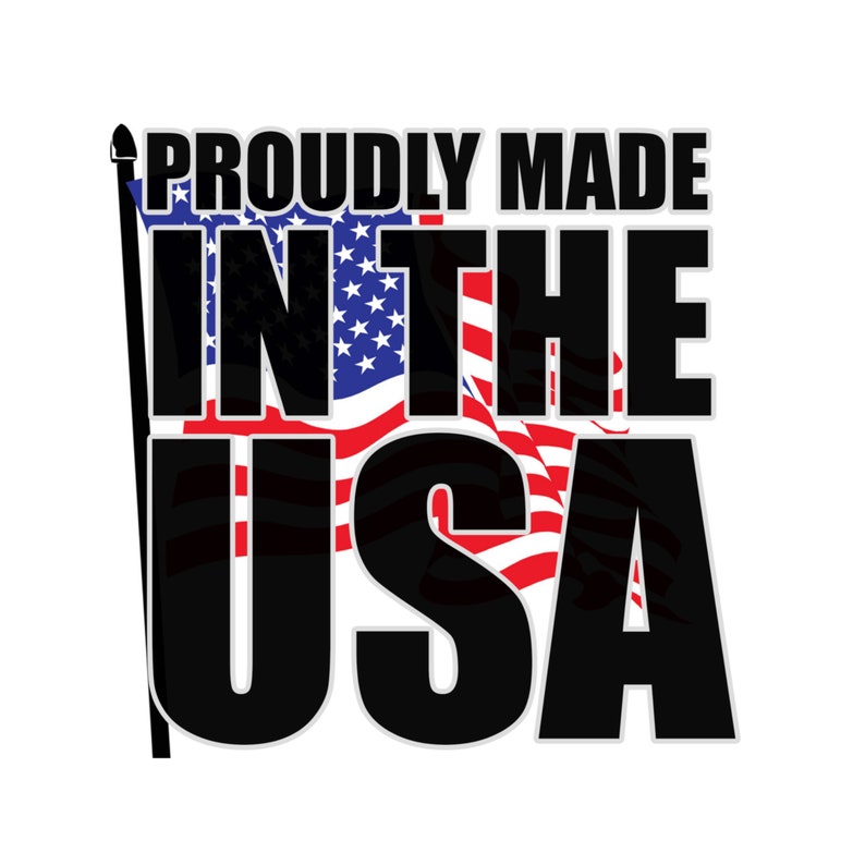 Op de afbeelding: Zwarte tekst op een witte achtergrond met de tekst "Proudly Made in the USA". Achter de tekst bevindt zich een Amerikaanse vlag.
