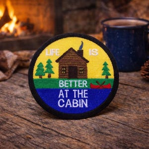 Patch "Vida na Cabana"/Patch Termocolante/Presente para Trilhas/Emblema da Natureza/Relaxar/Aplique Bordado para Costurar em Roupas, Equipamentos, Coletes/Jaquetas, Mochilas e Bolsas