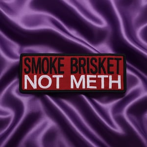 Naszywka "Smoke Brisket Not Meth"/Naszywka do prasowania/Sarkastyczne zabawne powiedzonka/Haftowana aplikacja do naszycia na odzież, kurtkę/kamizelkę, plecaki, sprzęt