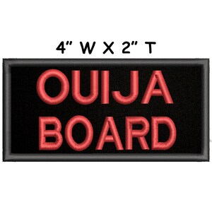 Puede incluir: Un parche bordado negro con letras rojas que dice "OUIJA BOARD". El parche mide 10 cm de ancho y 5 cm de alto.