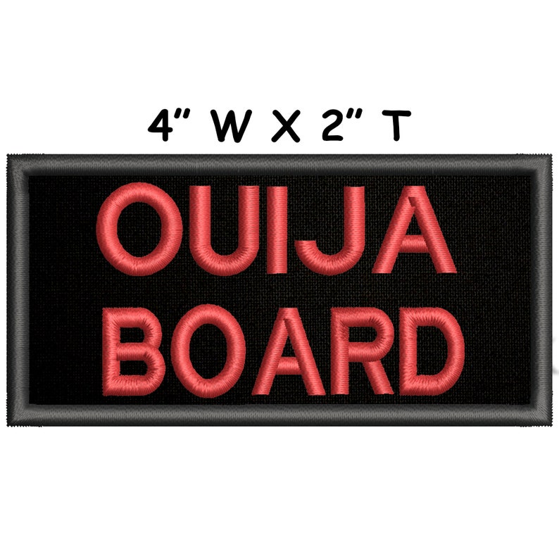 Puede incluir: Un parche bordado negro con letras rojas que dice "OUIJA BOARD". El parche mide 10 cm de ancho y 5 cm de alto.