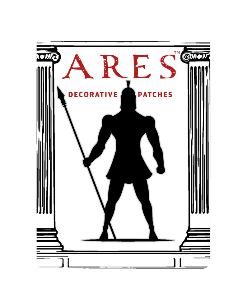 Op de afbeelding: Ares decoratieve patches logo. De afbeelding toont een zwart silhouet van een krijger met een speer, omlijst door witte zuilen. Het woord "ARES" is rood, met "Decorative Patches" eronder.