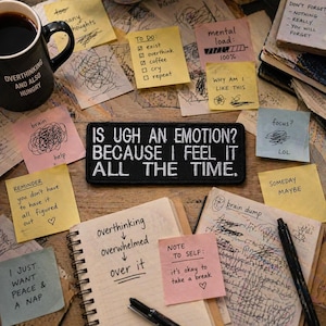 Puede incluir: Una taza de café negra con el texto "OVERTHINKING AND ALSO HUNGRY" está junto a notas adhesivas con frases escritas a mano como "TO DO" y "brain dump". Un parche negro dice "IS UGH AN EMOTION? BECAUSE I FEEL IT ALL THE TIME."