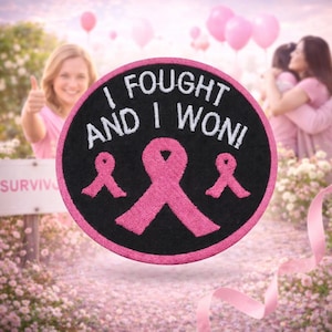 Könnte beinhalten: Ein runder, schwarzer Aufnäher mit den weißen Worten "I FOUGHT AND I WON!". Er zeigt drei rosa Schleifen. Im Hintergrund sind eine Frau mit erhobenem Daumen und zwei sich umarmende Frauen zu sehen.