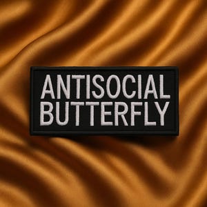 Parche de mariposa antisocial/parche termoadhesivo/humor introvertido/aplicación bordada para coser en ropa, chalecos, chaquetas y mochilas