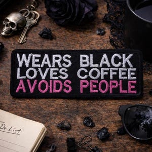 Draagt zwart Houdt van koffie Vermijdt mensen Geborduurde patch Opstrijk-/naaibadembleem voor vest Jasje Kleding jeans Grappige humor Appliqué