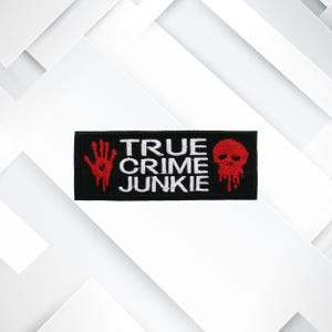 Toppa True Crime Junkie - Applicazione horror ricamata e termoadesiva per zaino, giacca, gilet, regalo per fan di Murder Mystery, distintivo inquietante