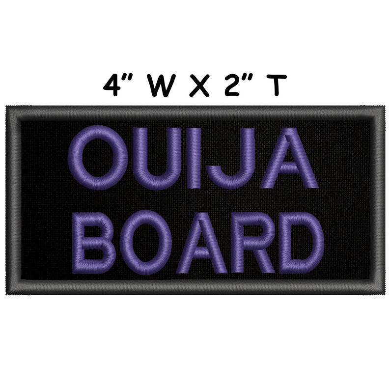 Puede incluir: Un parche bordado negro con un texto "OUIJA BOARD" en morado. El parche mide 10 cm de ancho por 5 cm de alto.