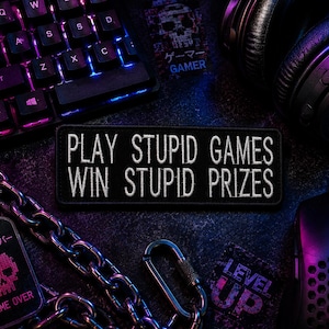 Parche/Parche termoadhesivo con el lema "Juega a juegos tontos, gana premios tontos" / Humor sarcástico y negro / Aplique bordado para ropa, chalecos, chaquetas, sombreros y mochilas.