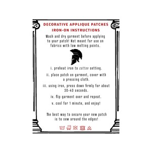 Peut inclure: Instructions de repassage pour des patchs d&eacute;coratifs &agrave; appliquer. Les instructions comprennent le pr&eacute;chauffage du fer, la pose du patch sur le v&ecirc;tement, la couverture avec un tissu de repassage, le pressage ferme pendant 30 &agrave; 40 secondes, le retournement du v&ecirc;tement et la r&eacute;p&eacute;tition, et le refroidissement pendant 1 minute. La meilleure fa&ccedil;on de fixer le nouveau patch est de coudre autour des bords. L'image comprend &eacute;galement des instructions d'entretien pour le lavage, le blanchiment, le s&eacute;chage et le repassage.