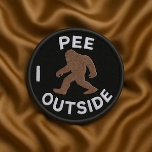 Parche "I Pee Outside"/Parche de Pie Grande/Parche termoadhesivo/Humor divertido de Sasquatch y Críptidos/Aplique bordado para coser en ropa, mochila, chaleco o chaqueta