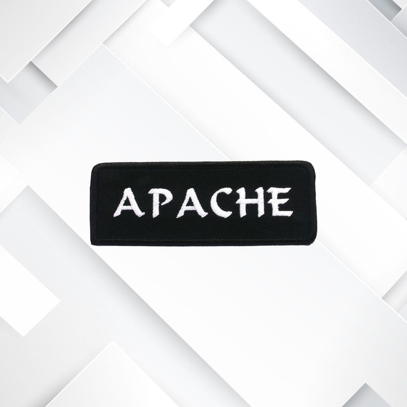K&ouml;nnte beinhalten: Schwarzer gestickter Aufn&auml;her mit wei&szlig;er Aufschrift "APACHE".