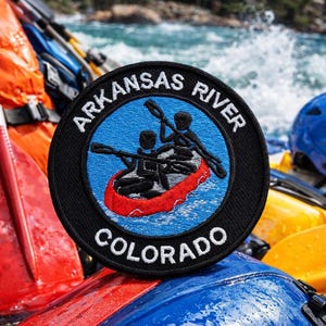 Toppa del fiume Arkansas/Toppa termoadesiva/Rafting in acque bianche/Souvenir del Colorado/Applicazione ricamata da cucire per abbigliamento, gilet, giacca, zaino, cappelli
