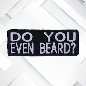 Peut inclure: Écusson brodé noir avec du texte blanc qui dit "Do you even beard?"