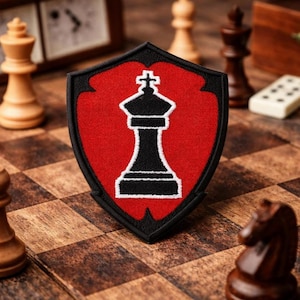 Toppa con re nero/pezzo degli scacchi/toppa termoadesiva/applicazione ricamata da cucire per giacche/gilet, zaini, giochi da tavolo di strategia