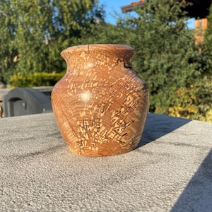 Apfelholzvase, Holzamphore, handgefertigte Vase, feines Holz, blühender Apfelbaum, Holzornamente, Holzvasen, Blumenhalter