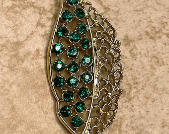1980s Vintage Brooch | Emerald rhinestone and gold colored